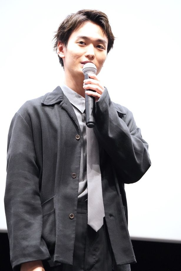 青木が演じる優は海外から帰国したばかりで日本の集団行動、風習に馴染めずにいる
