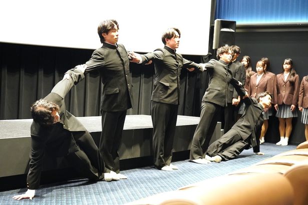 日本体育大学体操部の組体操パフォーマンス