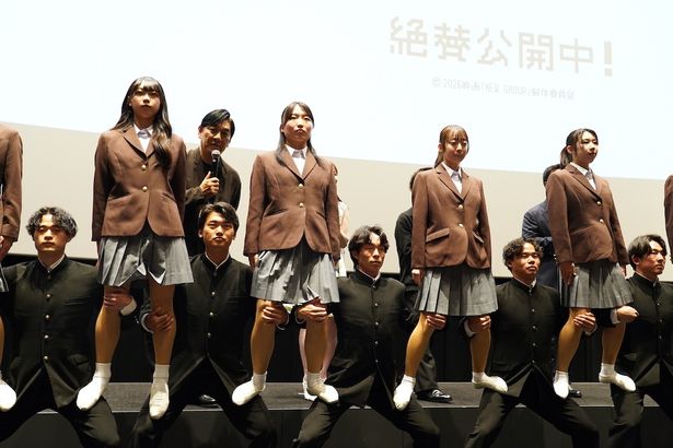 組体操の間から、顔を出す瀧