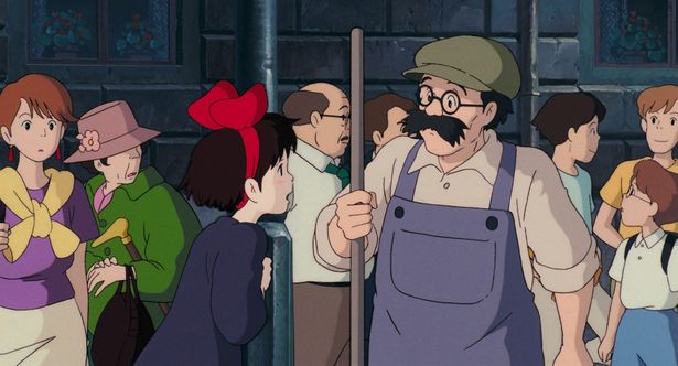 キキにデッキブラシを貸したと誇らしげにするおじさんの後ろに注目！