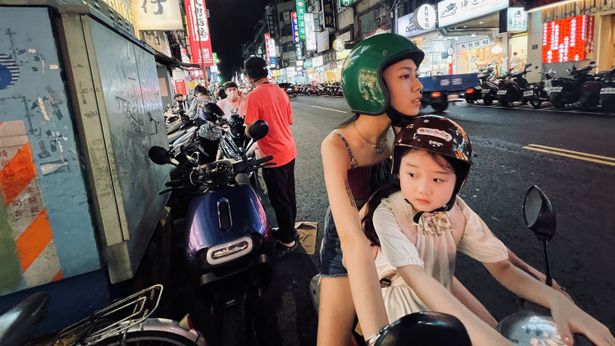 【写真を見る】iPhoneが色鮮やかな台北の夜市の姿を映し出す『左利きの少女』