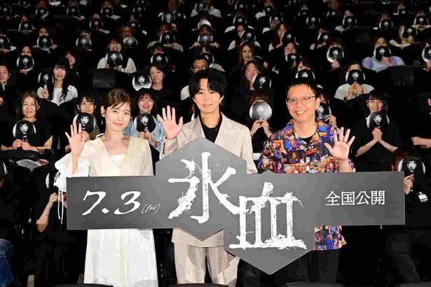 笑顔で手をふる3人