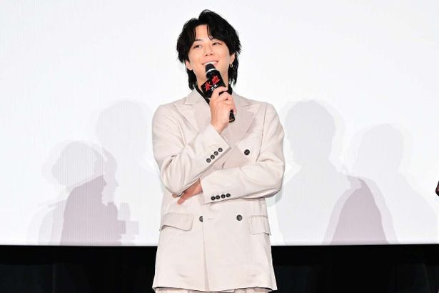 【写真を見る】笑顔で撮影を振り返った北山宏光
