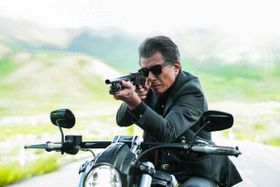 劇中の映画『ハーレーライダー』でハーレーに乗りながらショットガンをぶっ放す南条弘