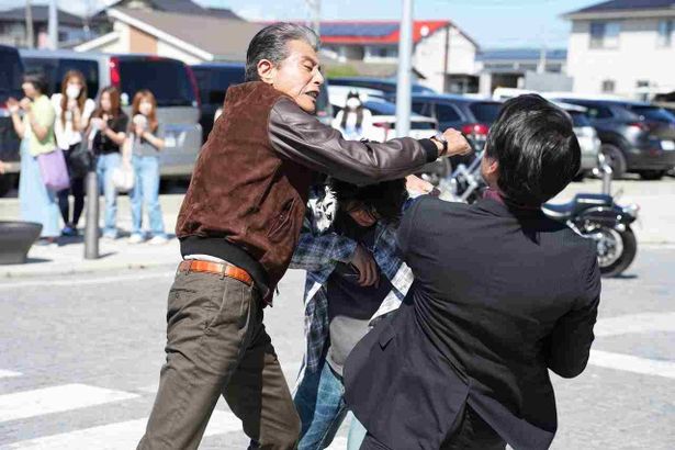 【写真を見る】舘ひろし、半グレ集団との乱闘シーンにも挑む！