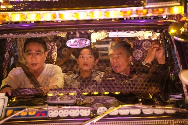 南条弘が旅の途中で出会うデコトラの運転手、安田(八嶋智人)