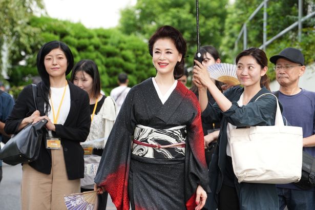 尾崎誠の最初の妻、加藤麗子役の大地真央
