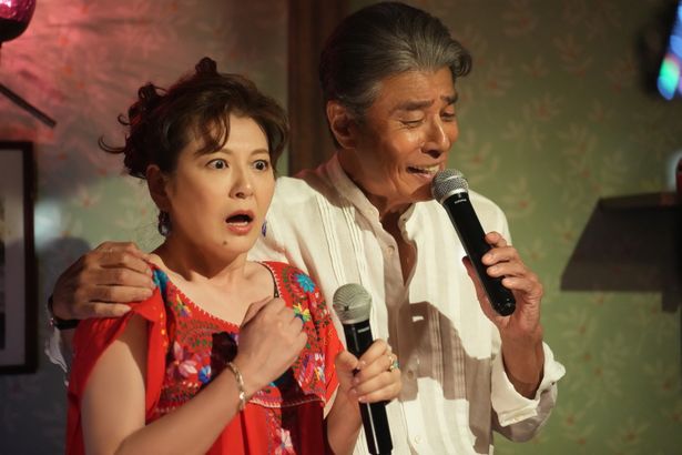南条が道中で訪れるスナックのママ、安田しずえ役の南野陽子