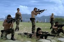 服を脱ぎ捨て、射撃の練習に励む男たち。惚れ惚れするほど逞しい肉体美だ！