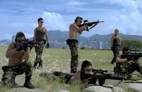 服を脱ぎ捨て、射撃の練習に励む男たち。惚れ惚れするほど逞しい肉体美だ！