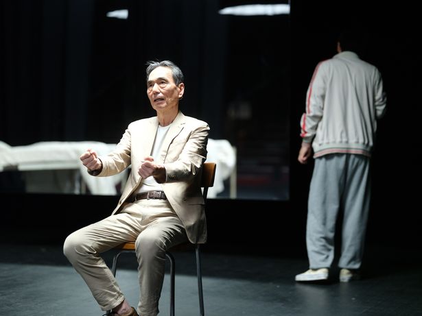 真理の演出する舞台に出演する俳優、清宮吾朗を演じた長塚京三