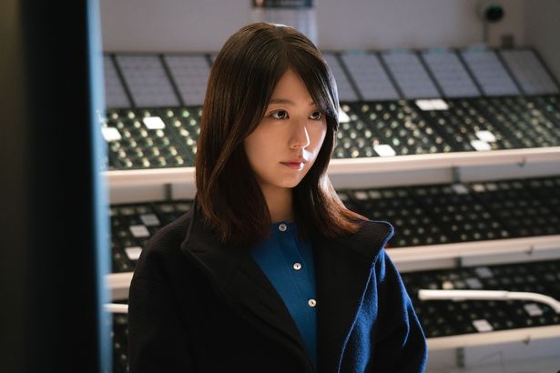 『マジカル・シークレット・ツアー』有村架純、高級車を奪って絶叫！過去イチ“危ない”演技を捉えた場面写真＆本編映像