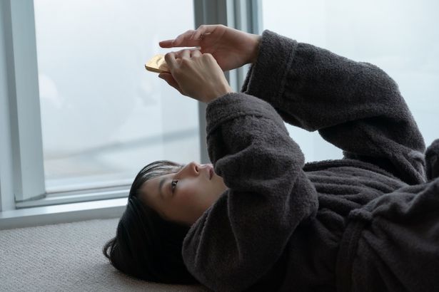 金塊を見つめる和歌子(有村架純)