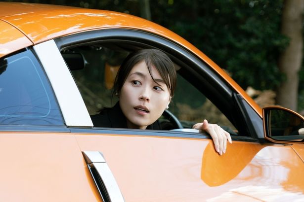高級車を奪い逃走する和歌子(有村架純)