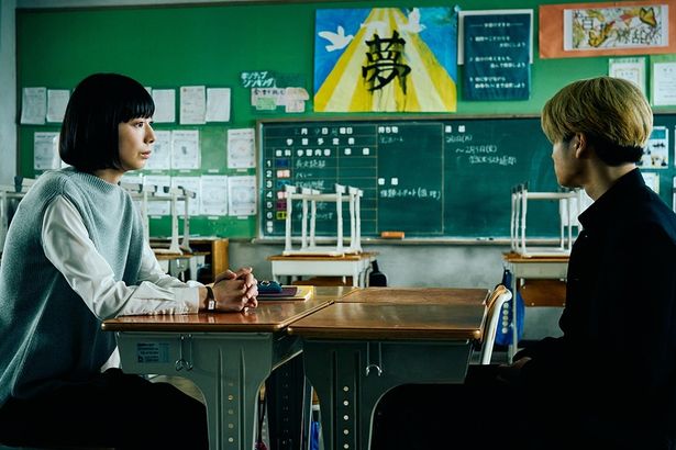 生徒たちへの対応に頭を悩ます中学教師の冬子