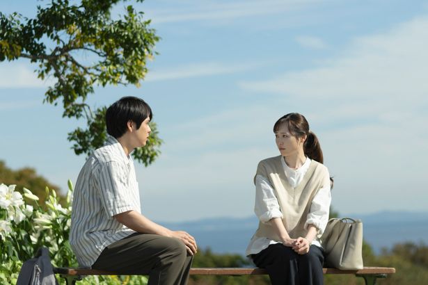 ベンチに座り、向き合う百合と涼