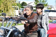 ついに公開を迎えた『免許返納!?』迫力満点の本編冒頭シーンが到着