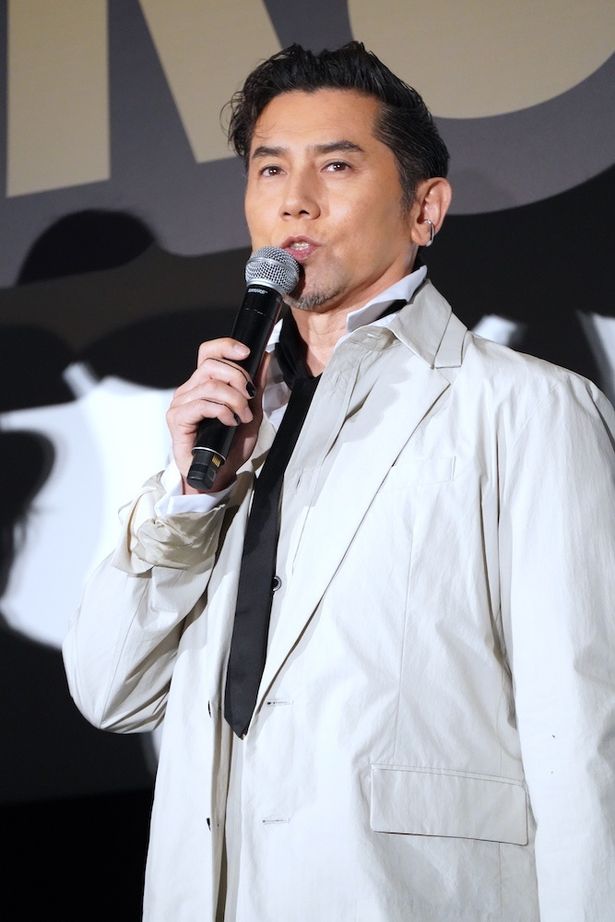 主人公の城主、荒木村重役の本木雅弘