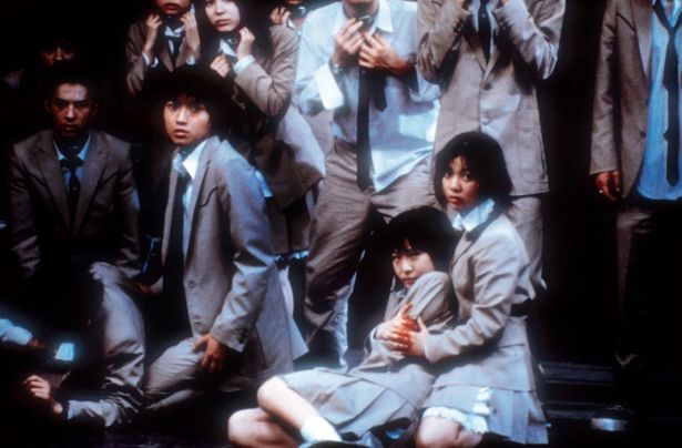 中学生同士による殺し合いという刺激的な内容は公開当時大きな話題となった(『バトル・ロワイアル』)