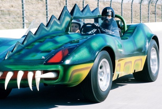 ディストピアな世の中をブラックなジョークで揶揄したロジャー・コーマンによる『デス・レース2000年』