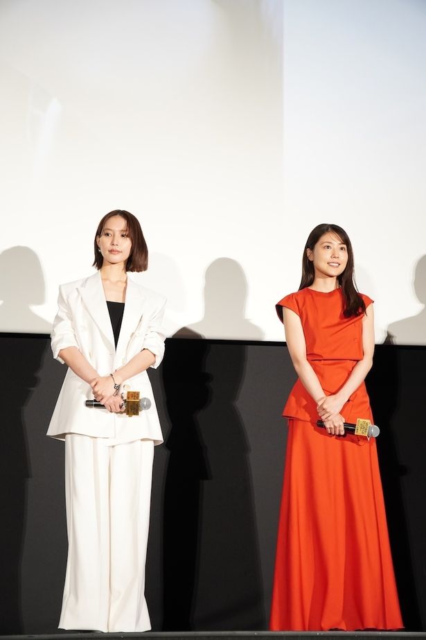 【写真を見る】有村架純は赤のドレス、南沙良は白のパンツスーツで登場