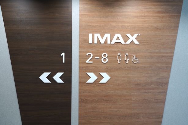 IMAXシアターへは入口を入って右手に進む