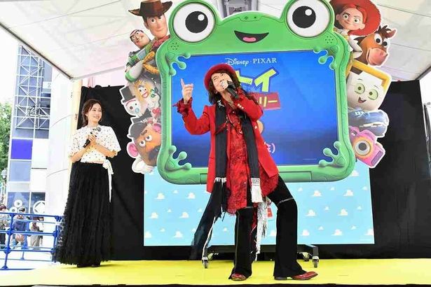 【写真を見る】ダイアモンド☆ユカイが「君はともだち」を渋谷の中心で熱唱！「トイ・ストーリー」ファン前田敦子も感動