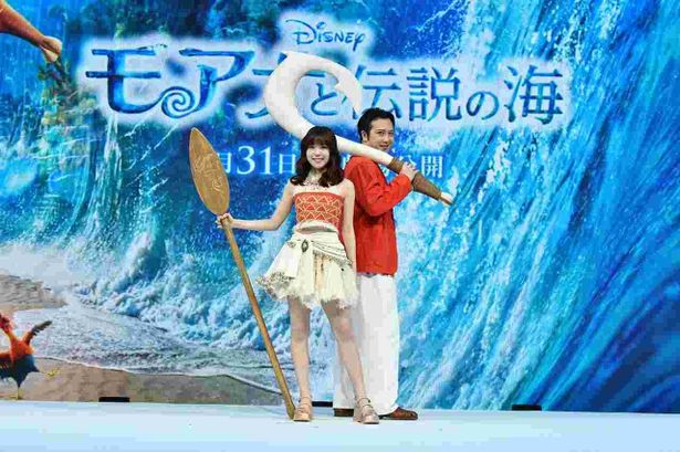 【写真を見る】モアナ役のTSUZUMIとマウイ役の尾上松也、『モアナと伝説の海』ポスタービのポーズを再現！
