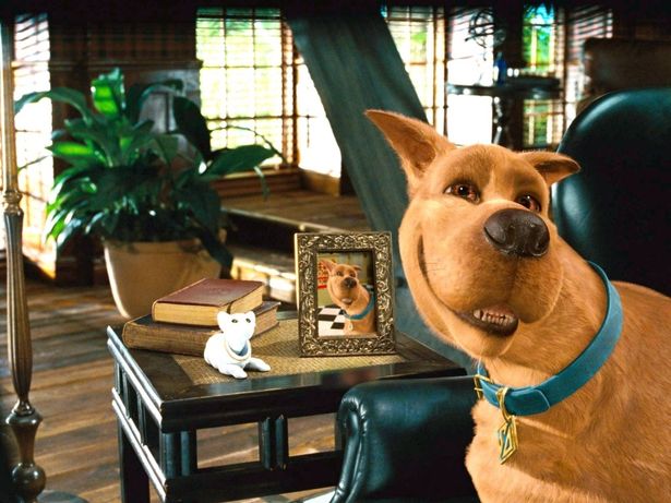 犬のスクービーの活躍をコミカルに描く(『スクービー・ドゥー』)