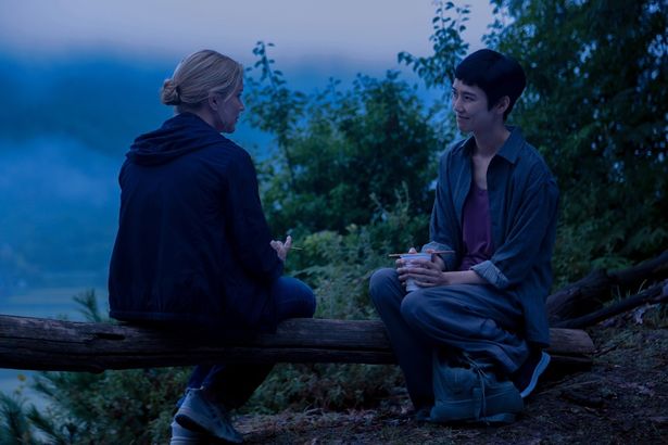 【写真を見る】夜明けの山中で、マリー＝ルーは真理に「決定的な問い」を投げかける
