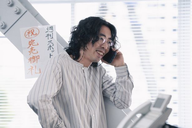 週刊誌記者・西役の柄本時生。草壁と同じく原作には登場しないオリジナルキャラクター