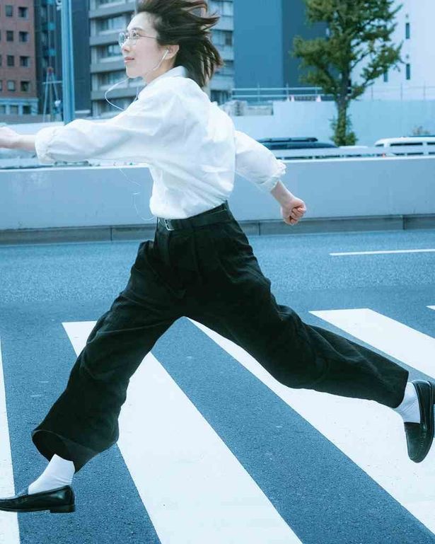 劇中⾳楽を“4⼈⽬のさとこ”(!?)柴⽥聡⼦が担当。主題歌にも参加