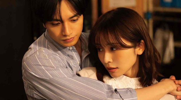 中島健人演じる主人公の神崎麗司が長濱ねる演じる南風美里をハグする胸キュンシーン！