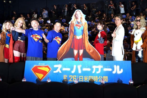 コスプレのインフルエンサーたちと一緒にフォトセッション