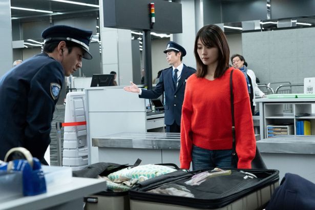 たびたび登場する空港の関税シーン。二児の母である和歌子は子連れで密輸に参加