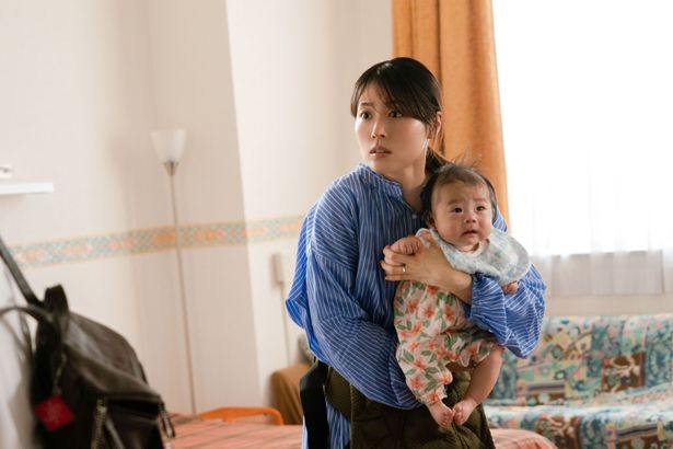夫の横領と解雇により借金を背負った二児の母・和歌子役を演じた有村架純
