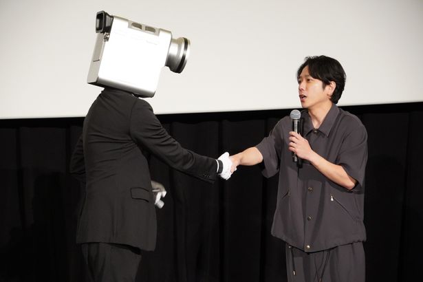 【写真を見る】二宮和也、カメラ男と握手！