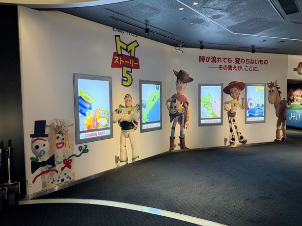スクリーンに向かうまでの道も見どころ満載！(TOHOシネマズ なんば)