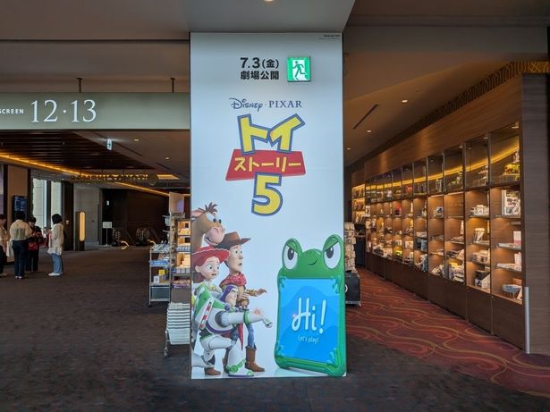 売店やコンセッションのまわりにも足を止めたくなる仕掛けがたくさん(TOHOシネマズ 日比谷)