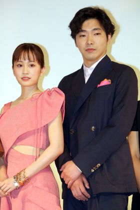 『素敵なダイナマイトスキャンダル』で共演した柄本佑と前田敦子