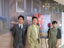 劇中で見事な英語も披露する浅野忠信、椎名桔平、忽那汐里の3人