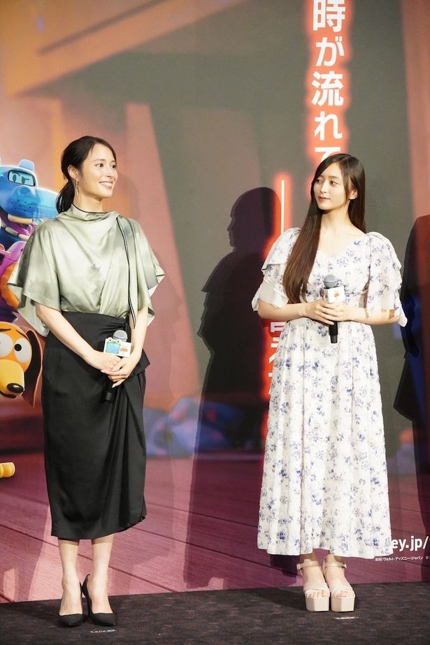【写真を見る】広瀬アリスはエレガントな光沢のある衣装、井上和は小花柄をあしらったロングワンピースで登場！