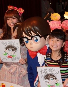 大橋のぞみ(右)と優木まおみは「名探偵コナン」の原作者・青山剛昌からの色紙をもらって感激！