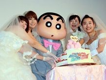 左から・森三中の黒沢かずこ、はるな愛、椿鬼奴、いとうあさこ。花嫁姿でしんちゃんと登壇