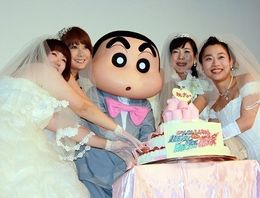 左から・森三中の黒沢かずこ、はるな愛、椿鬼奴、いとうあさこ。花嫁姿でしんちゃんと登壇