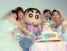 左から・森三中の黒沢かずこ、はるな愛、椿鬼奴、いとうあさこ。花嫁姿でしんちゃんと登壇