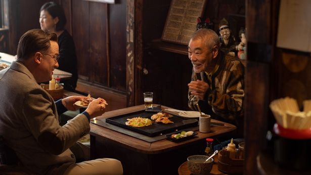 ブレンダン・フレイザーと柄本明のワンシーン