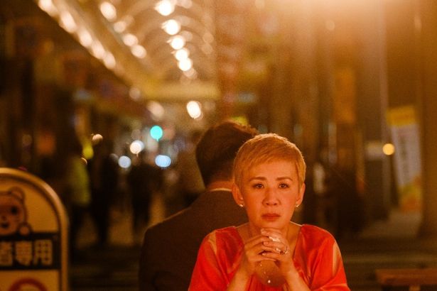 ロマンス詐欺の被害者となった、アラフィフの産婦人科医ベロニカをサンドラ・ンが演じる