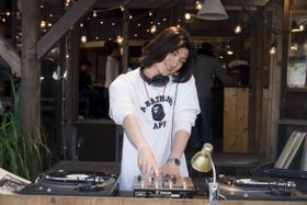 ロン毛でDJプレイを披露する三浦春馬。衣装も90年代感たっぷりだ