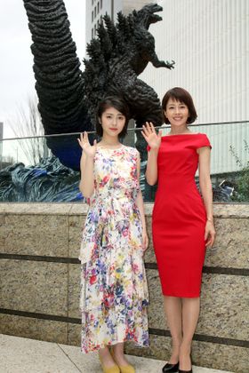 新ゴジラ像の除幕式に登壇した沢口靖子と浜辺美波